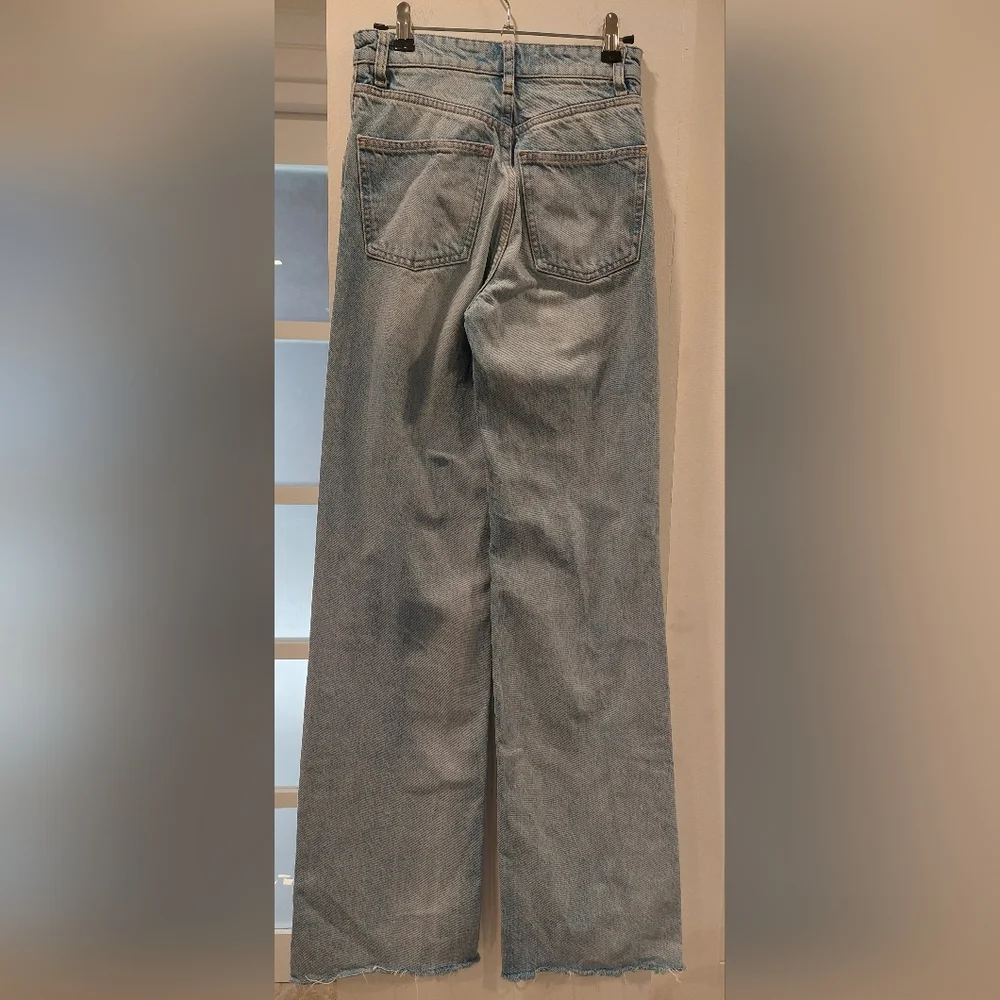 Zara Light Blue Straight Leg Jeans with Distressed Details - Picture 4 of 4